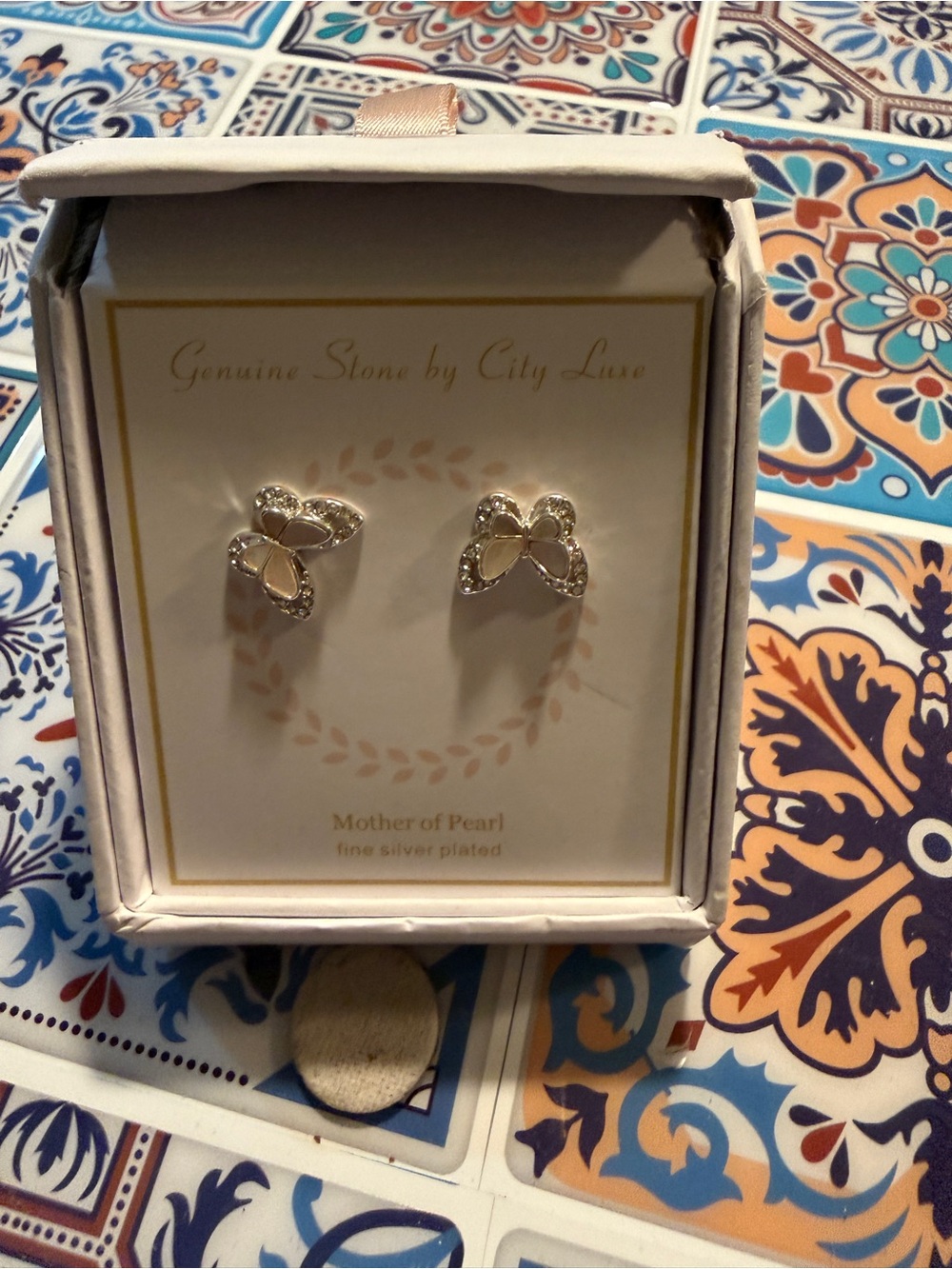 Silver-Plated Mother of Pearl Bow Stud Earrings - White